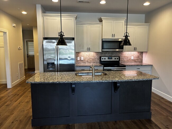 Building Photo - 2BD 2BA CONDO IN SOUGHT AFTER CYPRESS RIDGE