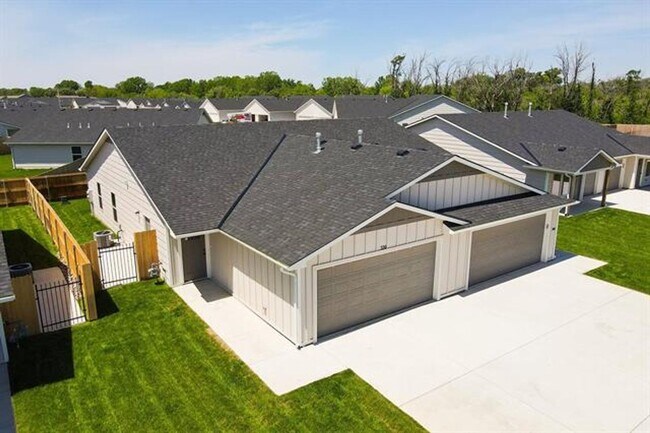 Foto del edificio - 548-550 W. 50th Ct. S.