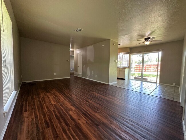 Foto del edificio - 7445 Hillstar Cir