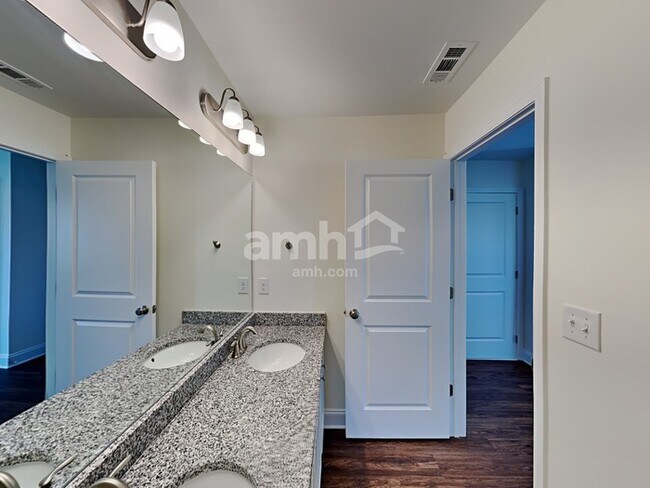 Foto del edificio - 2121 Overlake Cir