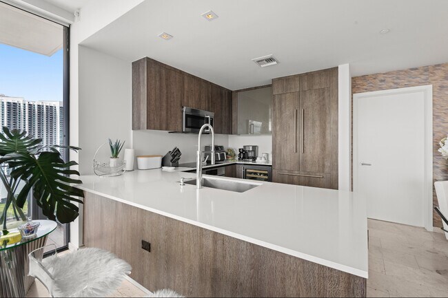 Building Photo - 950 Brickell Bay Dr