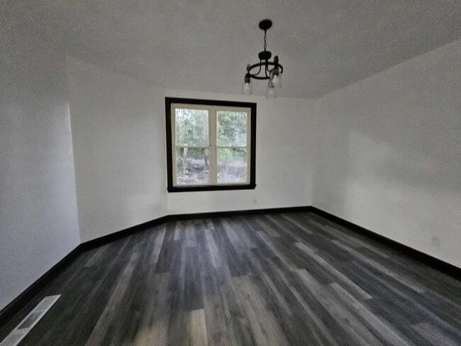 Photo - Charming 4 Bedroom 1 Bathroom Home for Rent!