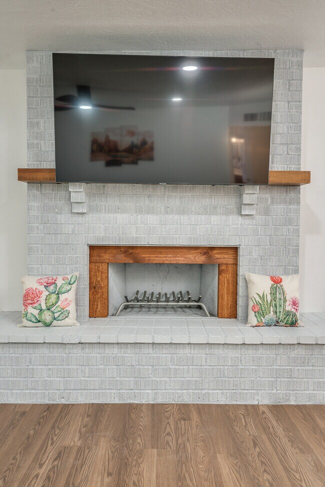 Chimenea decorativa - 9870 E Celeste Dr