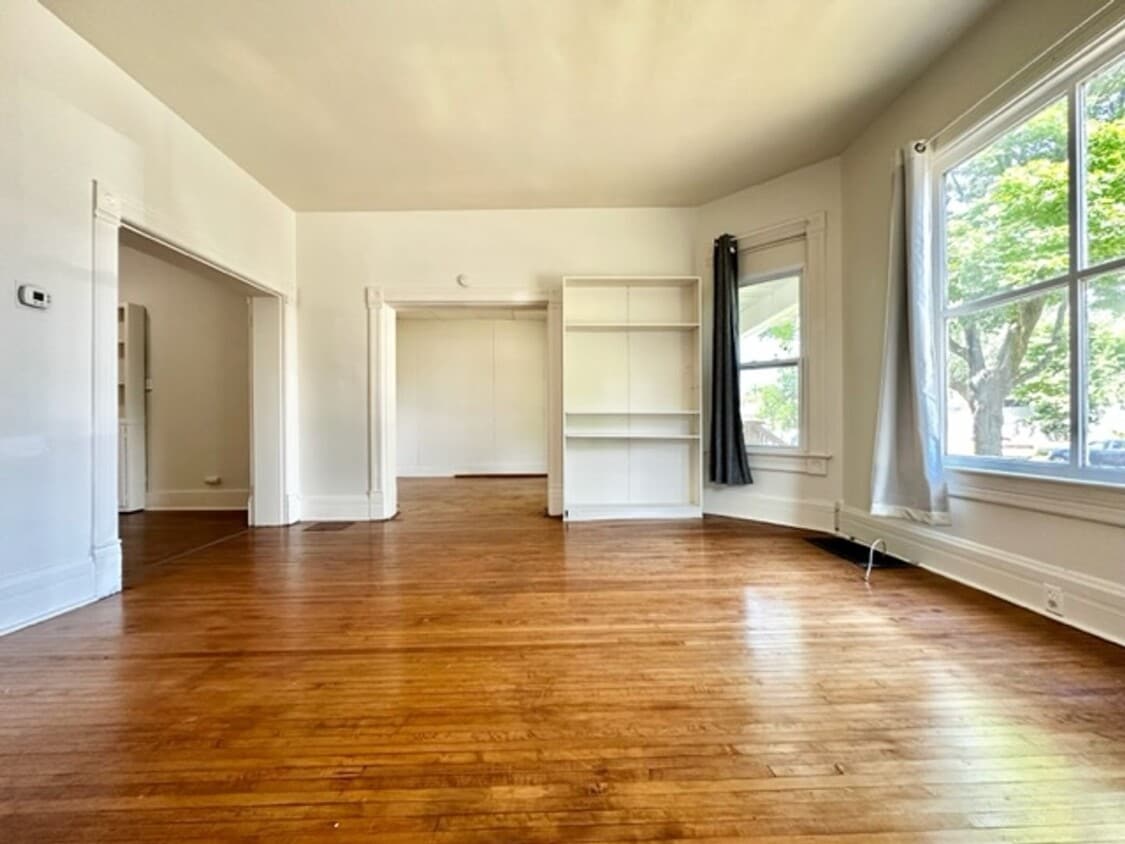 Foto principal - 122 S Van Buren St