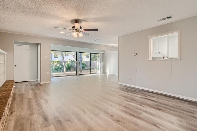 Foto del edificio - ? Modern 3-Bedroom Bedford Home with Spacious Layout ?