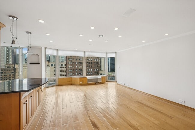 Building Photo - 50 E Bellevue Pl