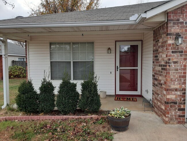Building Photo - Great Townhouse in West Fayetteville