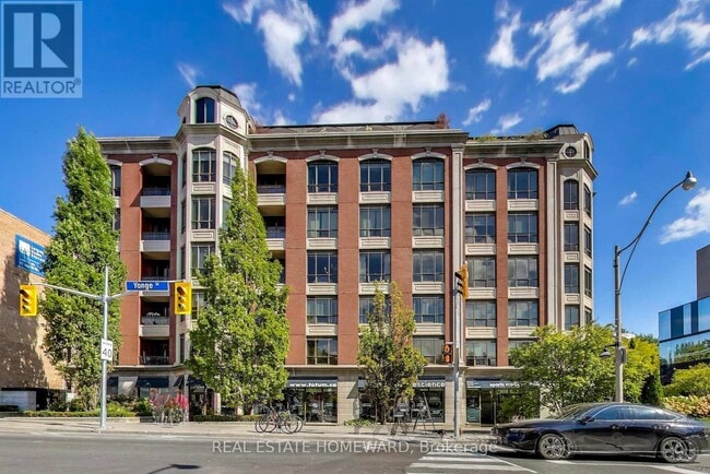 Building Photo - 2 Roxborough St E