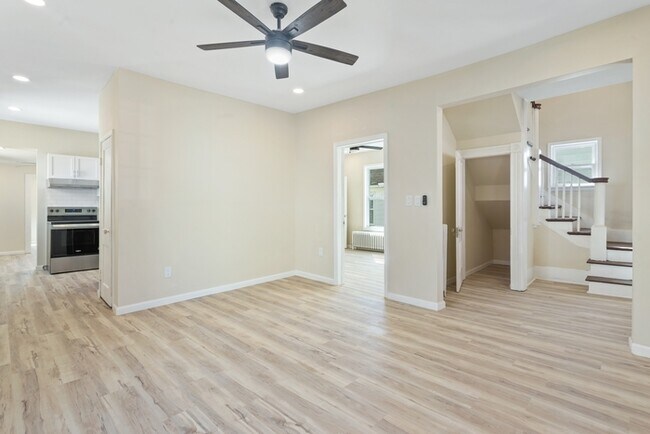 Building Photo - 5 Bedroom Single Family in Brunswick
