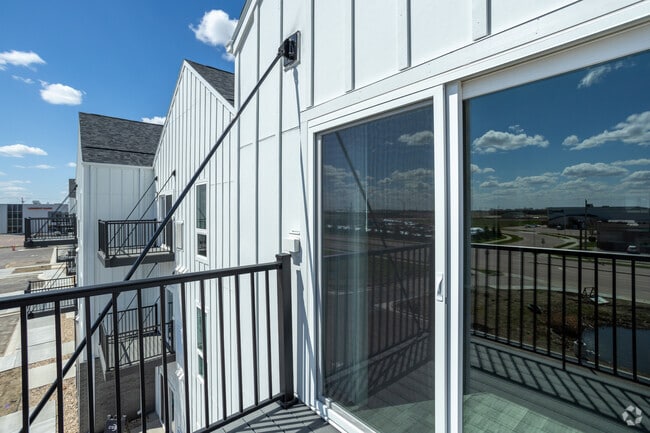 2BR, 2BA - 870SF - Patio - Prairie Towers - Lavish Living