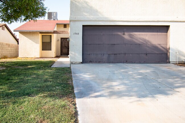 Building Photo - 1568 W Las Lomas St