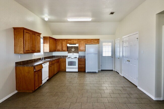Foto del edificio - COMING SOON! FOR LEASE! Nice 3 BR - 2 BA -...