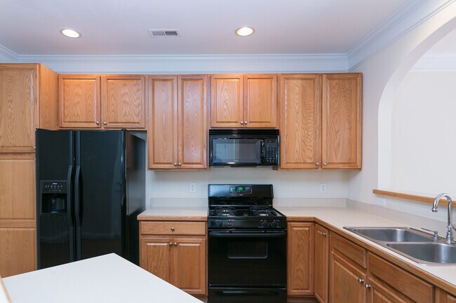 Building Photo - 832 Saratoga Dr
