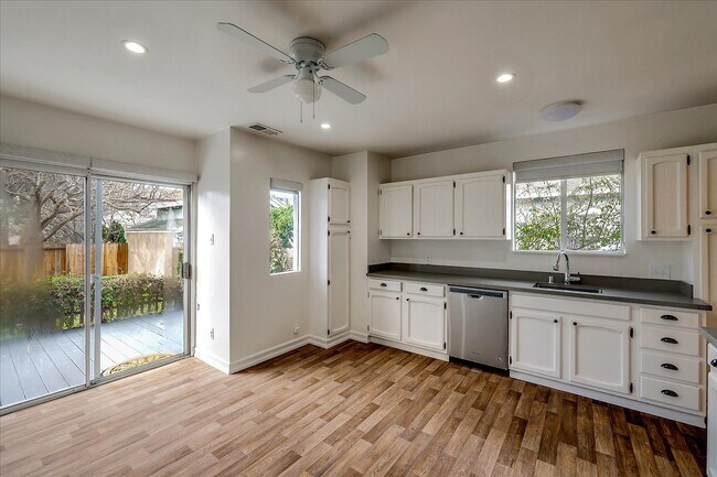 Building Photo - 1439 Paloma Ave