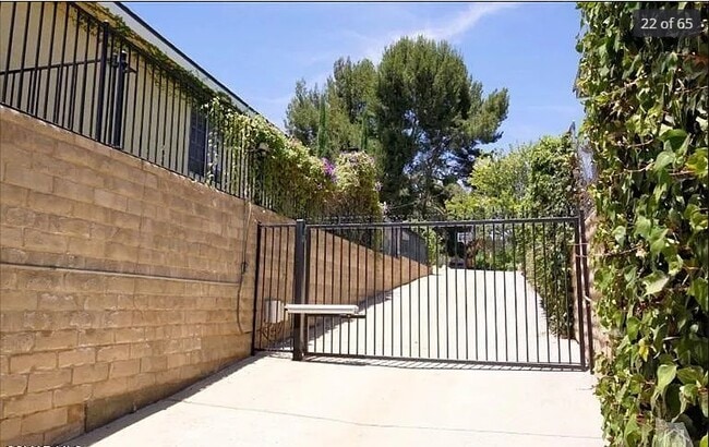 Foto del edificio - 1641 E Hillcrest Dr