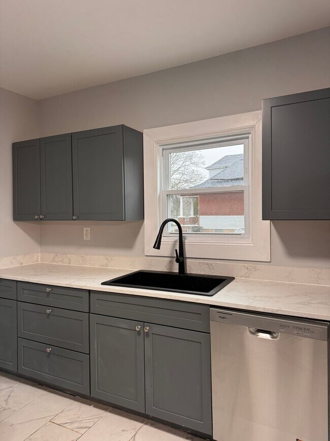 Foto del edificio - Fully Updated 3 Bedroom - 1 bathroom - $1,295