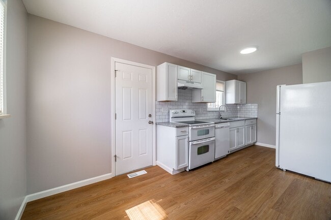 Building Photo - Updated 3 Bedroom Home with Garage!