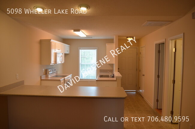 Building Photo - Lovely Townhome In A Great Location