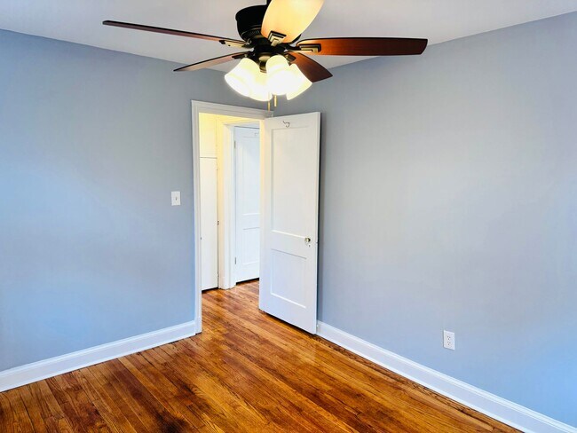 Foto del edificio - 908 Hudson Ave