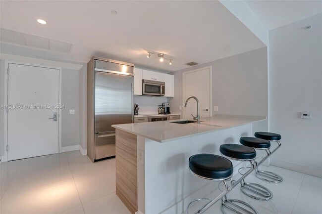 Building Photo - 1300 Brickell Bay Dr