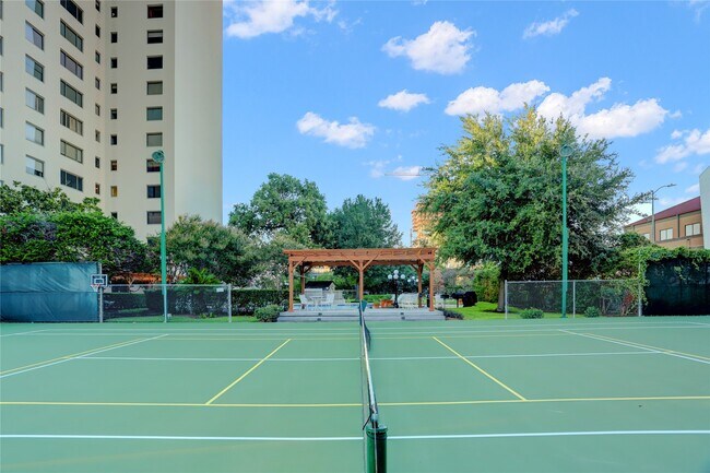 Foto del edificio - 1400 Hermann Dr