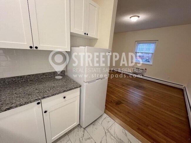 Building Photo - bedroom in Boston MA 02135