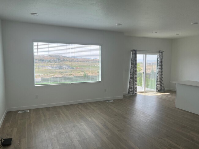 Building Photo - 1376 S Raintree Ln