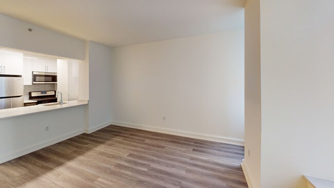 Interior Photo - 10 Hanover Square