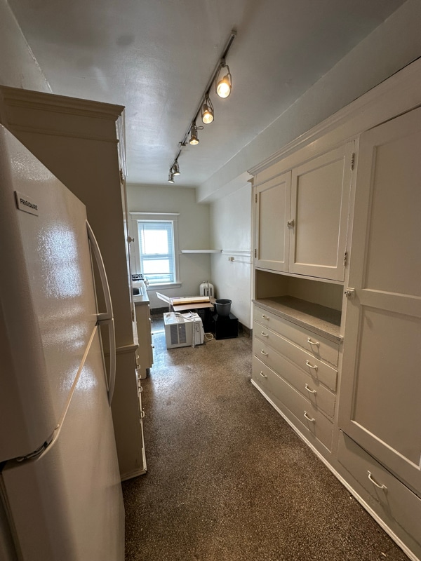 Building Photo - 1006 E State St