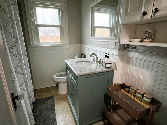 Foto del edificio - Check out this gorgeous 2 bed/1 bath home ...