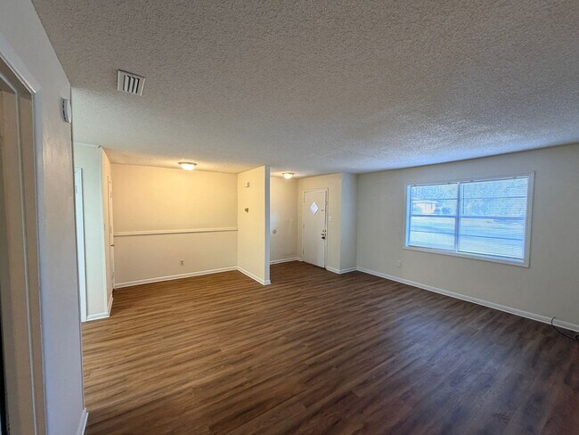 Building Photo - Lankford Place 2 bedroom/1bath Duplex