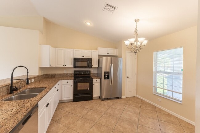 Building Photo - 3/2 Single Family home freshly painted interior and exterior