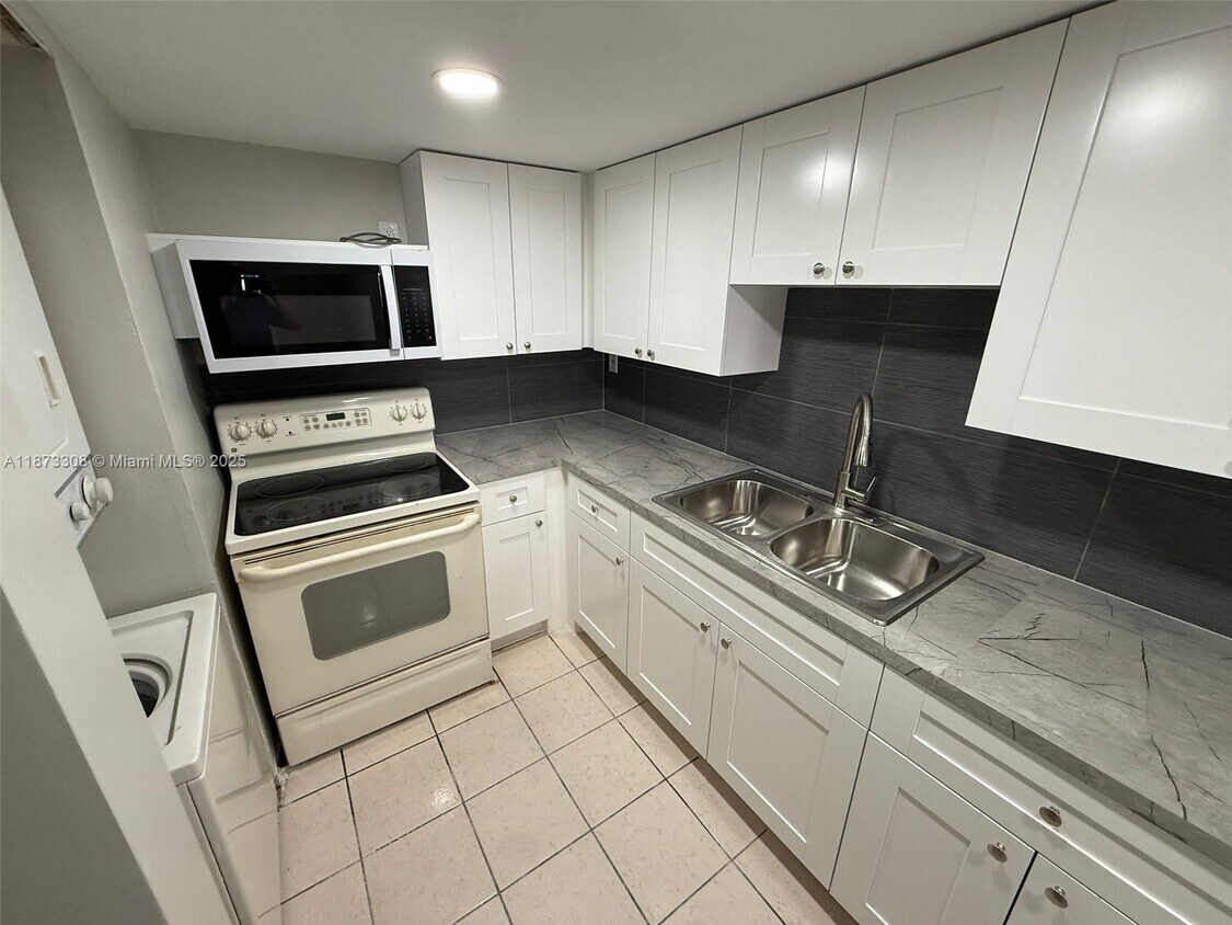 Foto principal - 10000 NW 80th Ct