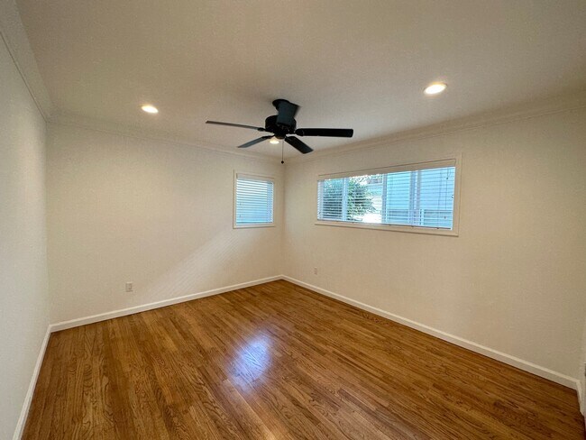 Foto del edificio - 8130 W 83rd St