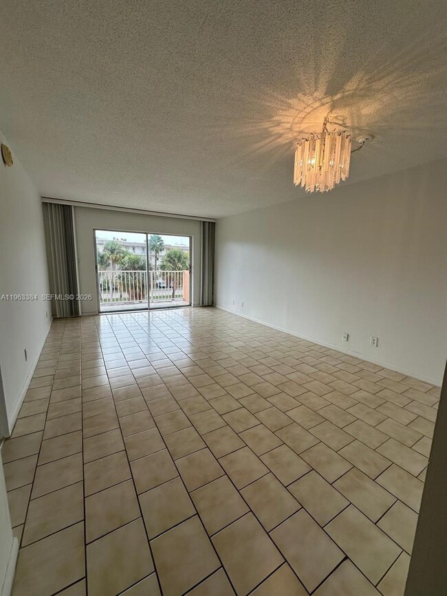 Building Photo - 2200 E Hallandale Beach Blvd