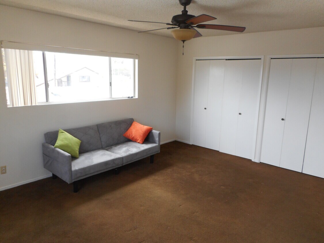 14 x 17 Room w/ 14ft closett - 23121 Romano Pl