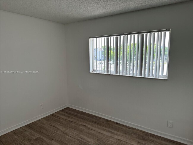 Foto del edificio - 8540 N Sherman Cir