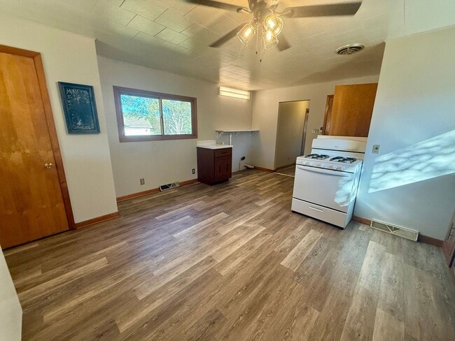 Building Photo - 3 Bed 1.5 Bath Single Family Home in Elcho - Now offering a 6 MONTH lease opportunity!