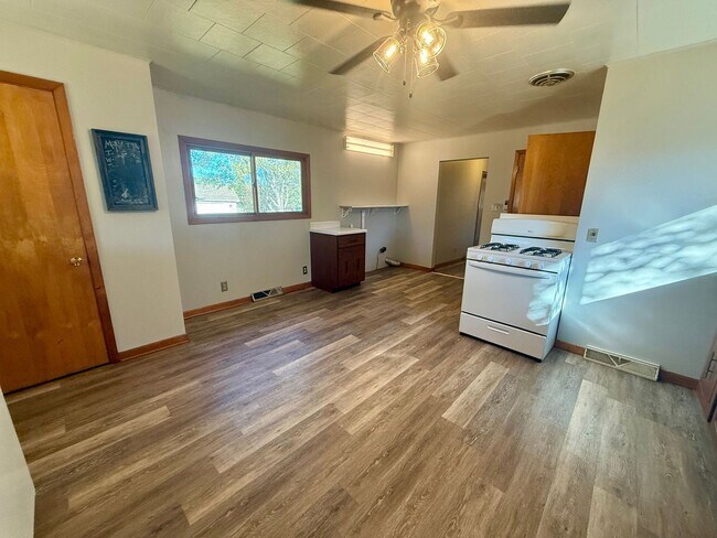 Foto del edificio - 3 Bed 1.5 Bath Single Family Home in Elcho - Now offering a 6 MONTH lease opportunity!