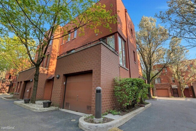 Building Photo - 1 br, 2 bath Townhome - 1250 South Federal...
