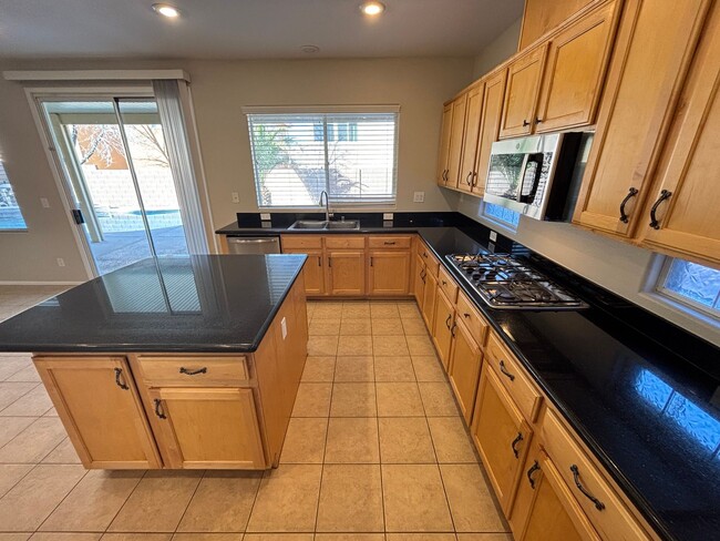 Building Photo - Gorgeous 6Bed/5Bath/4Car, 2-Story Home located in the Mountains Edge