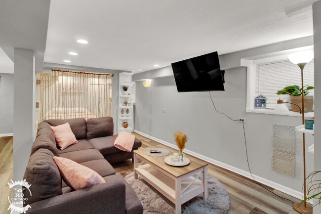 Foto del edificio - 2438 N Maplewood Ave