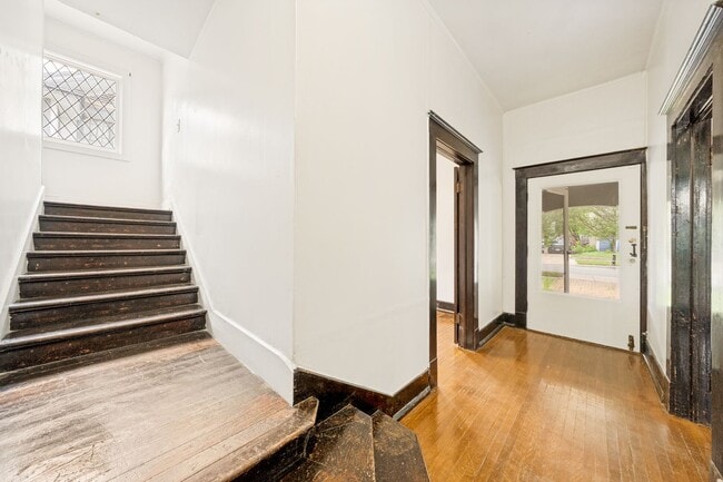 Building Photo - 514 E Park Ave