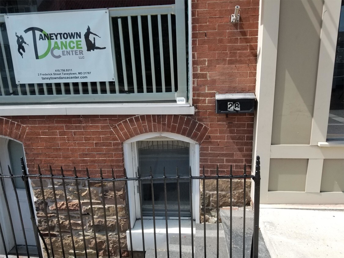 4 Frederick St Unit 1W, Taneytown, MD 21787 Room for Rent in