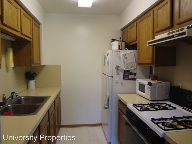 Building Photo - 3 br, 1.5 bath Room For Rent - 3164 Kylemore
