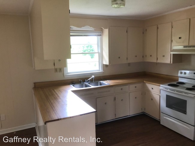 Building Photo - 3 br, 1.5 bath House - 507 McCluney St.