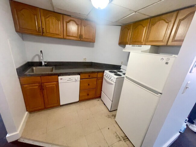 Building Photo - No Fee 2bed / 1bath on Commonwealth Ave in...
