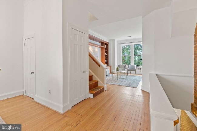 Building Photo - 221 9th St NE