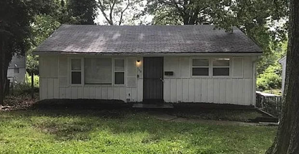 Building Photo - Renovated Two Bedroom Coming Available!