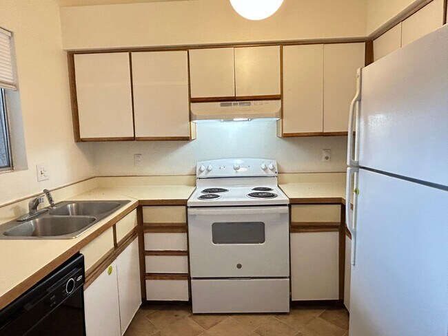 Building Photo - 2 Bedroom, 2 Bathroom Updated Condo